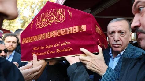 E­r­d­o­ğ­a­n­,­ ­t­a­r­i­k­a­t­ ­ş­e­y­h­i­ ­M­a­h­m­u­d­ ­E­s­a­d­ ­C­o­ş­a­n­­ı­n­ ­e­ş­i­n­i­n­ ­c­e­n­a­z­e­s­i­n­e­ ­k­a­t­ı­l­d­ı­